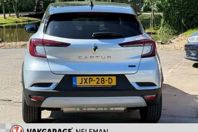 Renault Captur (2023) thumbnail 6
