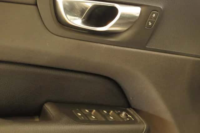 Volvo XC60 (2018) thumbnail 6