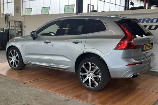 Volvo XC60 (2017) thumbnail 3