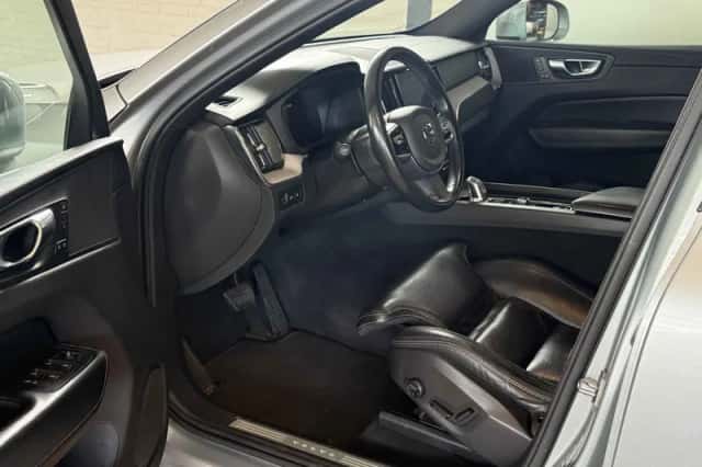 Volvo XC60 (2017) thumbnail 5