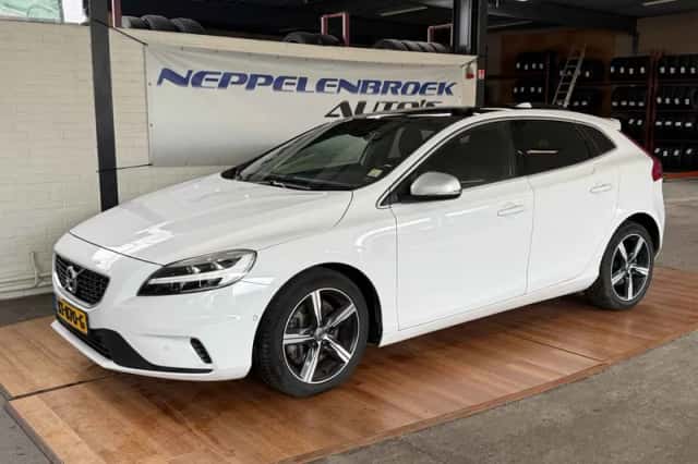 Volvo V40 (2019) thumbnail 1