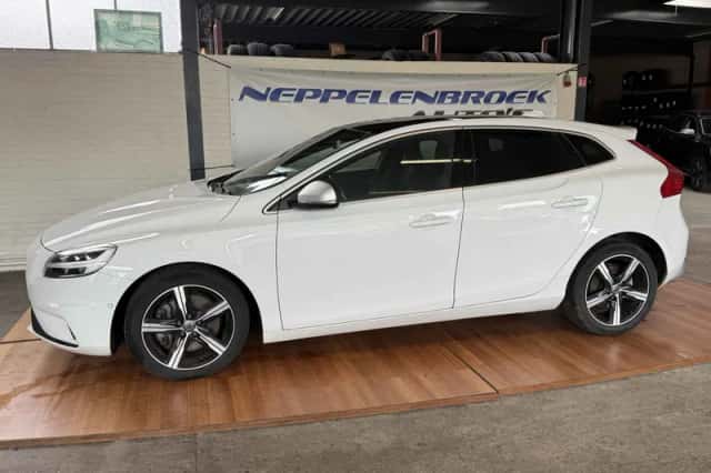 Volvo V40 (2019) thumbnail 2