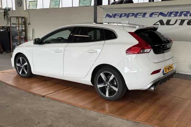 Volvo V40 (2019) thumbnail 3