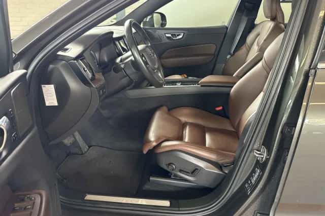Volvo XC60 (2021) thumbnail 5
