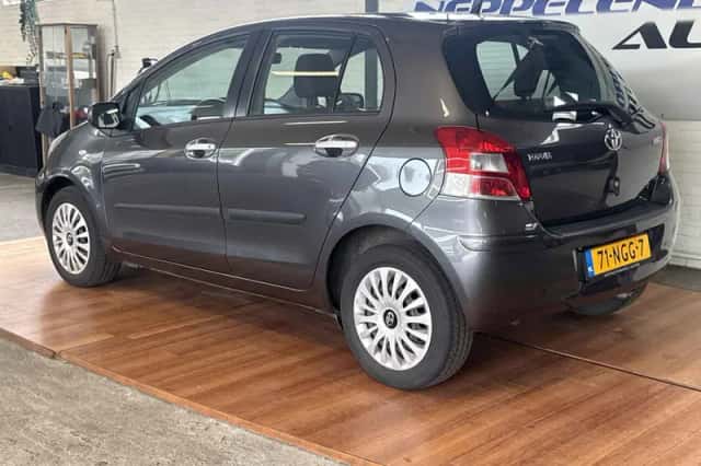 Toyota Yaris (2010) thumbnail 3