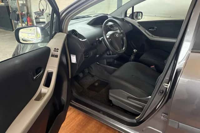 Toyota Yaris (2010) thumbnail 5