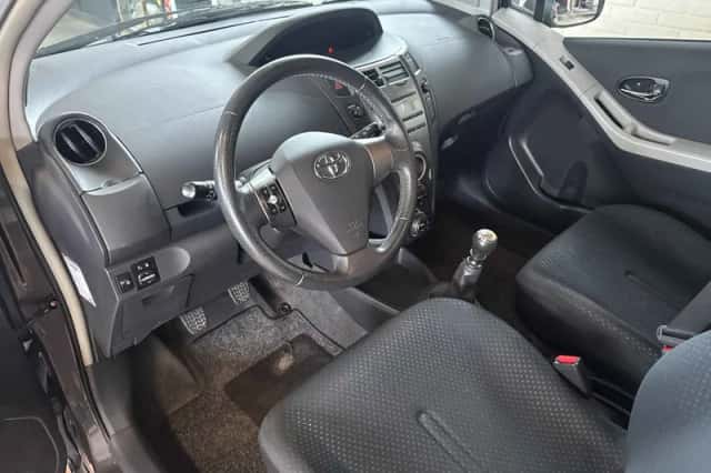 Toyota Yaris (2010) thumbnail 6