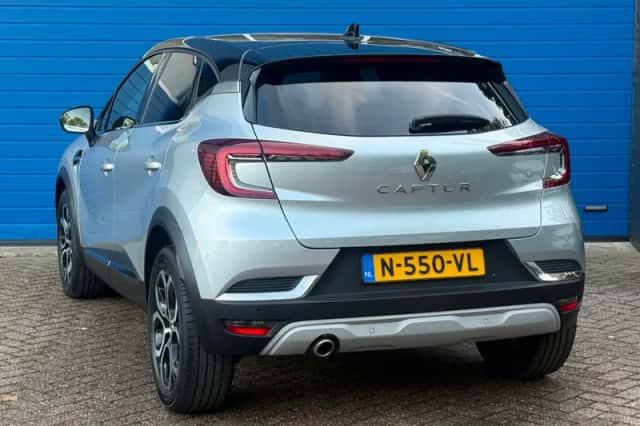 Renault Captur (2022) thumbnail 3