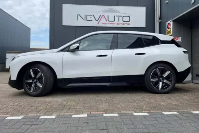 BMW iX (2022) thumbnail 2