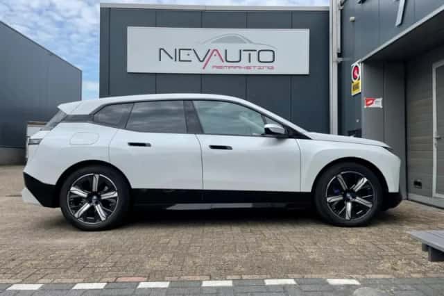 BMW iX (2022) thumbnail 4