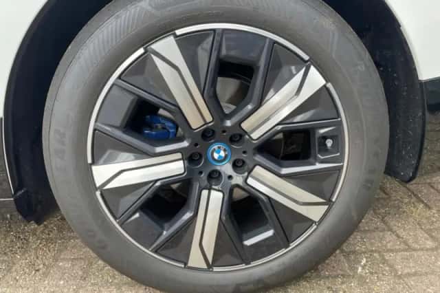 BMW iX (2022) thumbnail 5