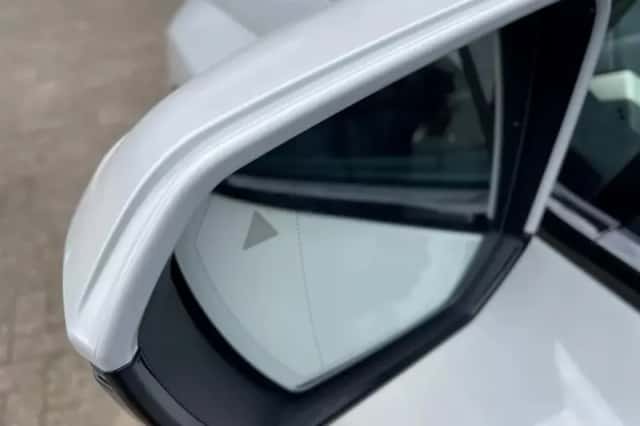 BMW iX (2022) thumbnail 6