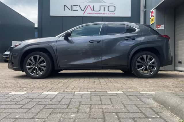 Lexus UX (2024) thumbnail 2