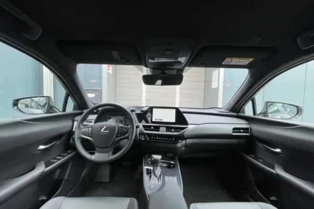 Lexus UX (2024) thumbnail 3
