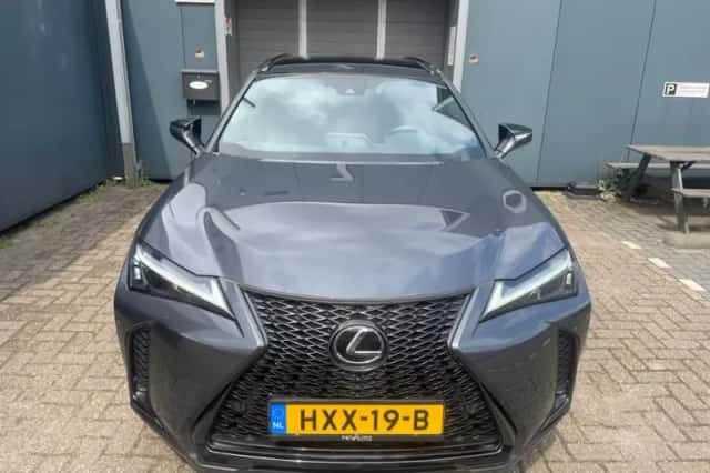 Lexus UX (2024) thumbnail 4