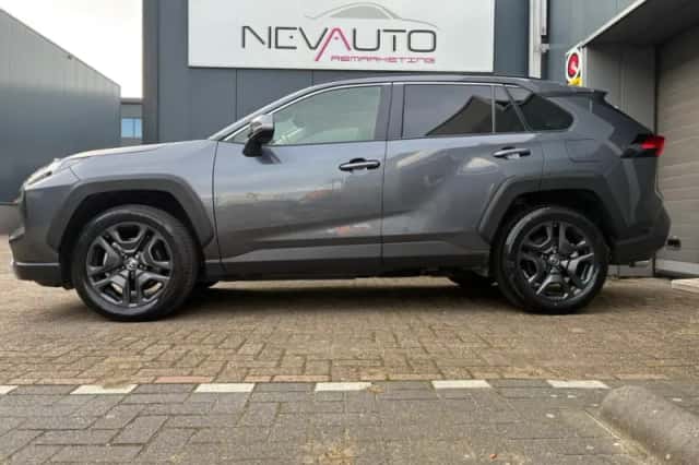 Toyota RAV4 (2022) thumbnail 2