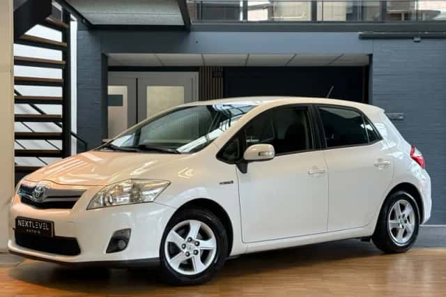 Toyota Auris (2012) thumbnail 1