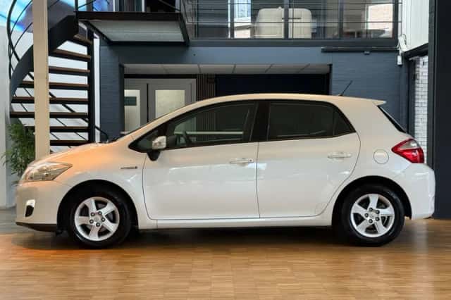 Toyota Auris (2012) thumbnail 3