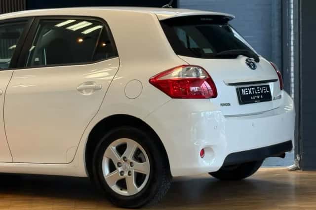Toyota Auris (2012) thumbnail 5