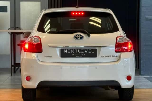 Toyota Auris (2012) thumbnail 6