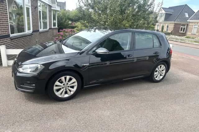 Volkswagen Golf (2016) thumbnail 2