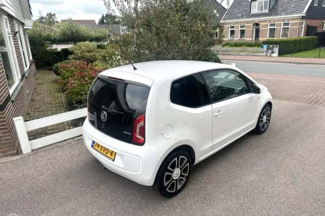 Volkswagen Up! (2012) thumbnail 4