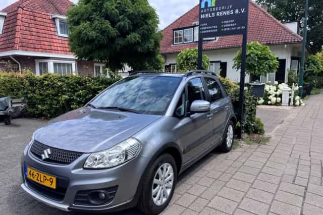 Suzuki SX4 (2013) thumbnail 2