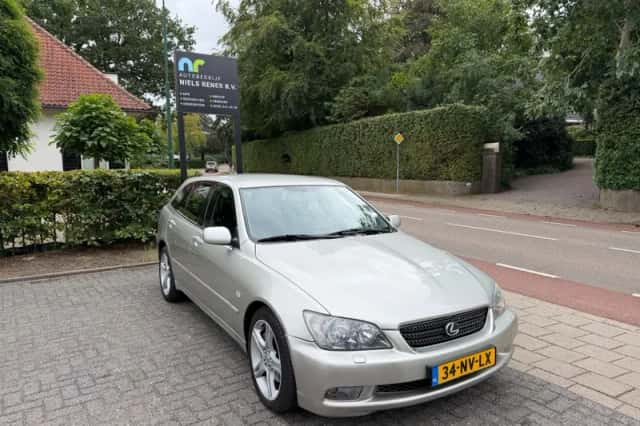 Lexus IS (2004) thumbnail 1