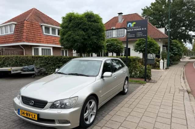Lexus IS (2004) thumbnail 2