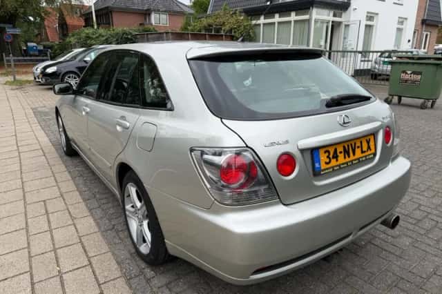 Lexus IS (2004) thumbnail 4