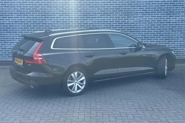 Volvo V60 (2021) thumbnail 2