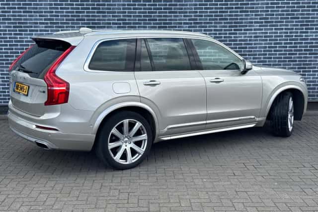 Volvo XC90 (2015) thumbnail 2