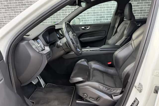 Volvo XC60 (2019) thumbnail 2
