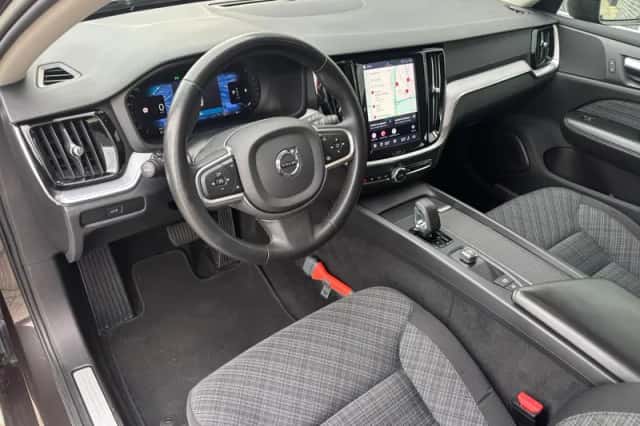 Volvo V60 (2022) thumbnail 2