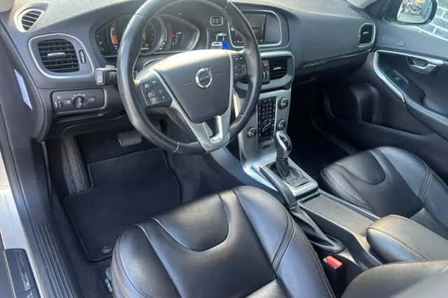 Volvo V40 Cross Country (2017) thumbnail 2