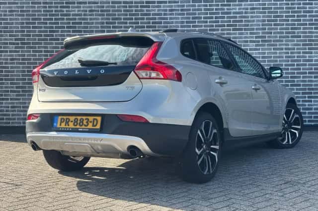 Volvo V40 Cross Country (2017) thumbnail 5