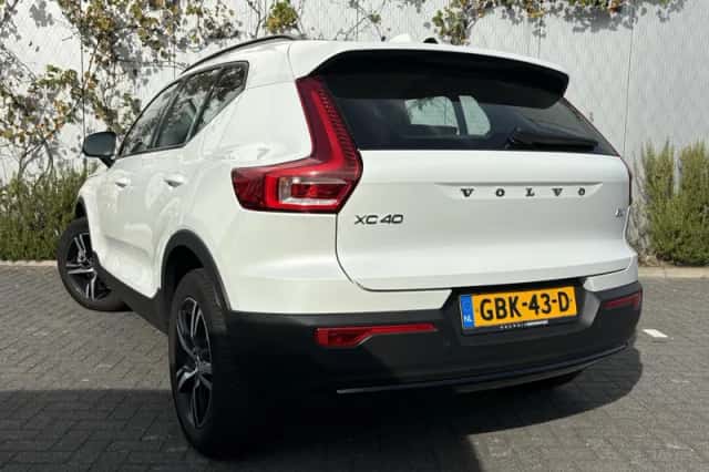 Volvo XC40 (2024) thumbnail 3