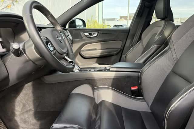 Volvo XC60 (2023) thumbnail 5