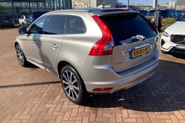 Volvo XC60 (2016) thumbnail 2