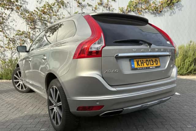 Volvo XC60 (2016) thumbnail 3