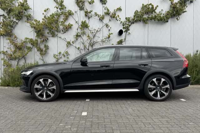 Volvo V60 Cross Country (2022) thumbnail 2