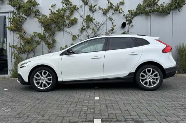 Volvo V40 Cross Country (2019) thumbnail 2