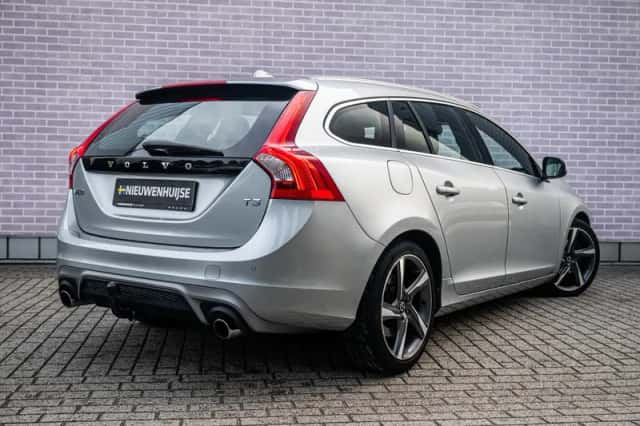 Volvo V60 (2016) thumbnail 2