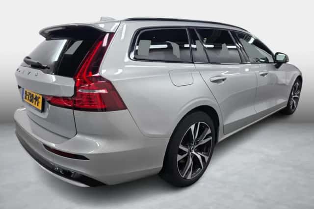 Volvo V60 (2022) thumbnail 3