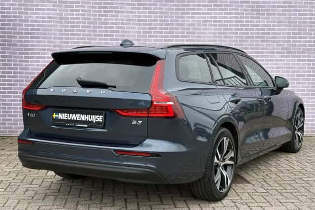 Volvo V60 (2023) thumbnail 3