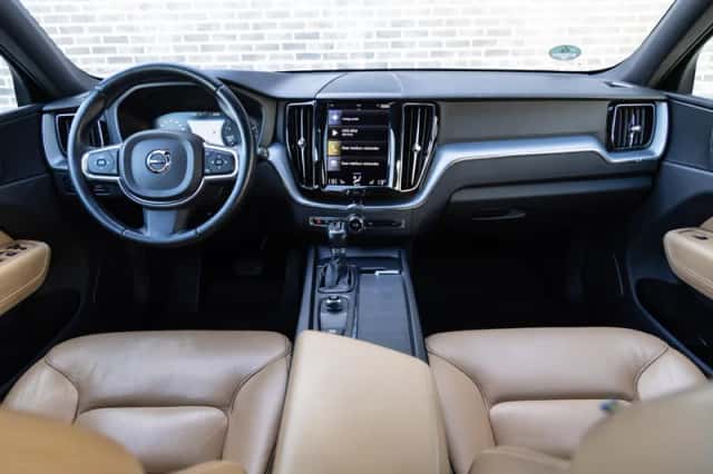 Volvo XC60 (2018) thumbnail 2