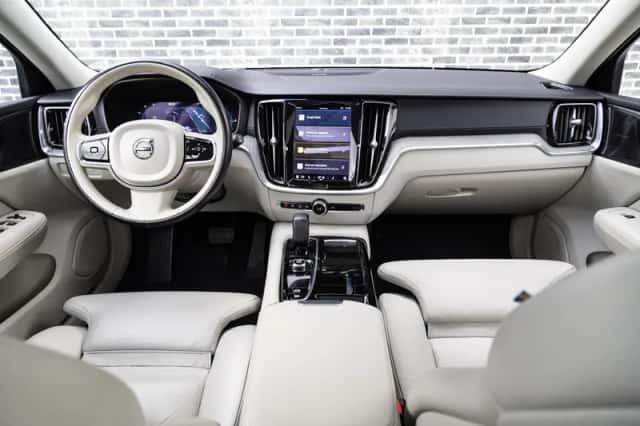 Volvo V60 (2023) thumbnail 2