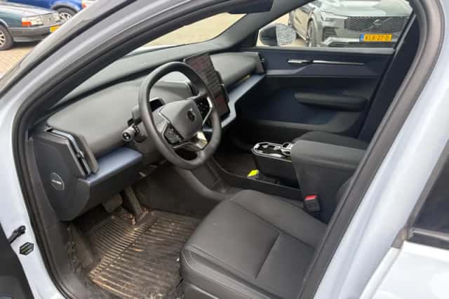 Volvo EX30 (2024) thumbnail 5