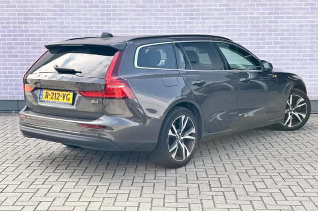 Volvo V60 (2022) thumbnail 2