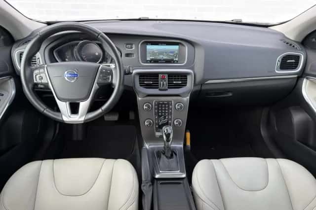 Volvo V40 (2016) thumbnail 2